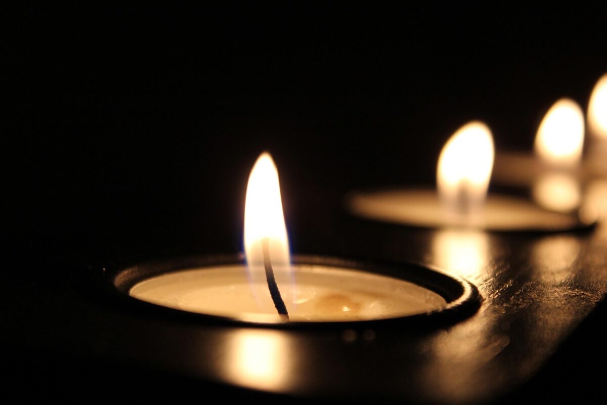 Warm candlelight on a decorated table
