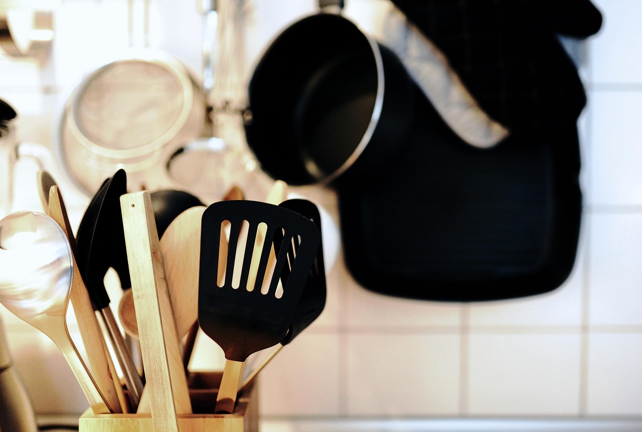 How many pans a kitchen actually needs