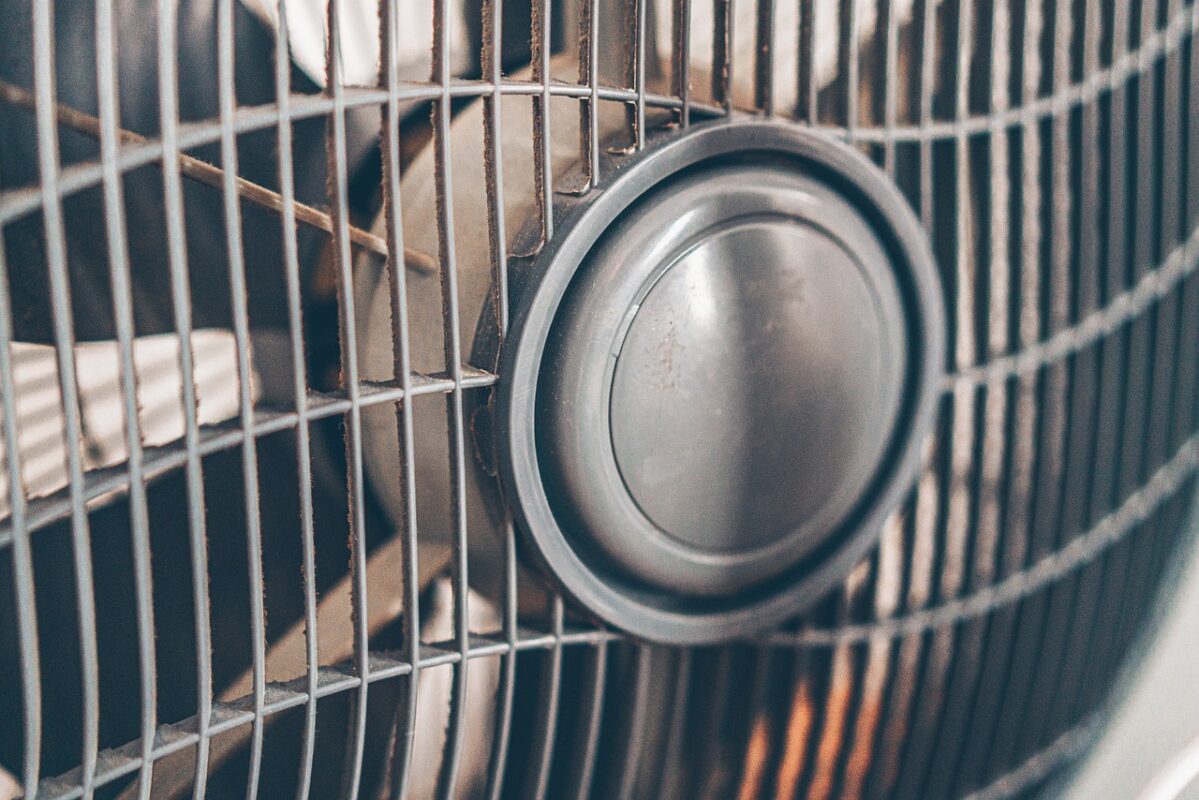 An electric fan cooling a room