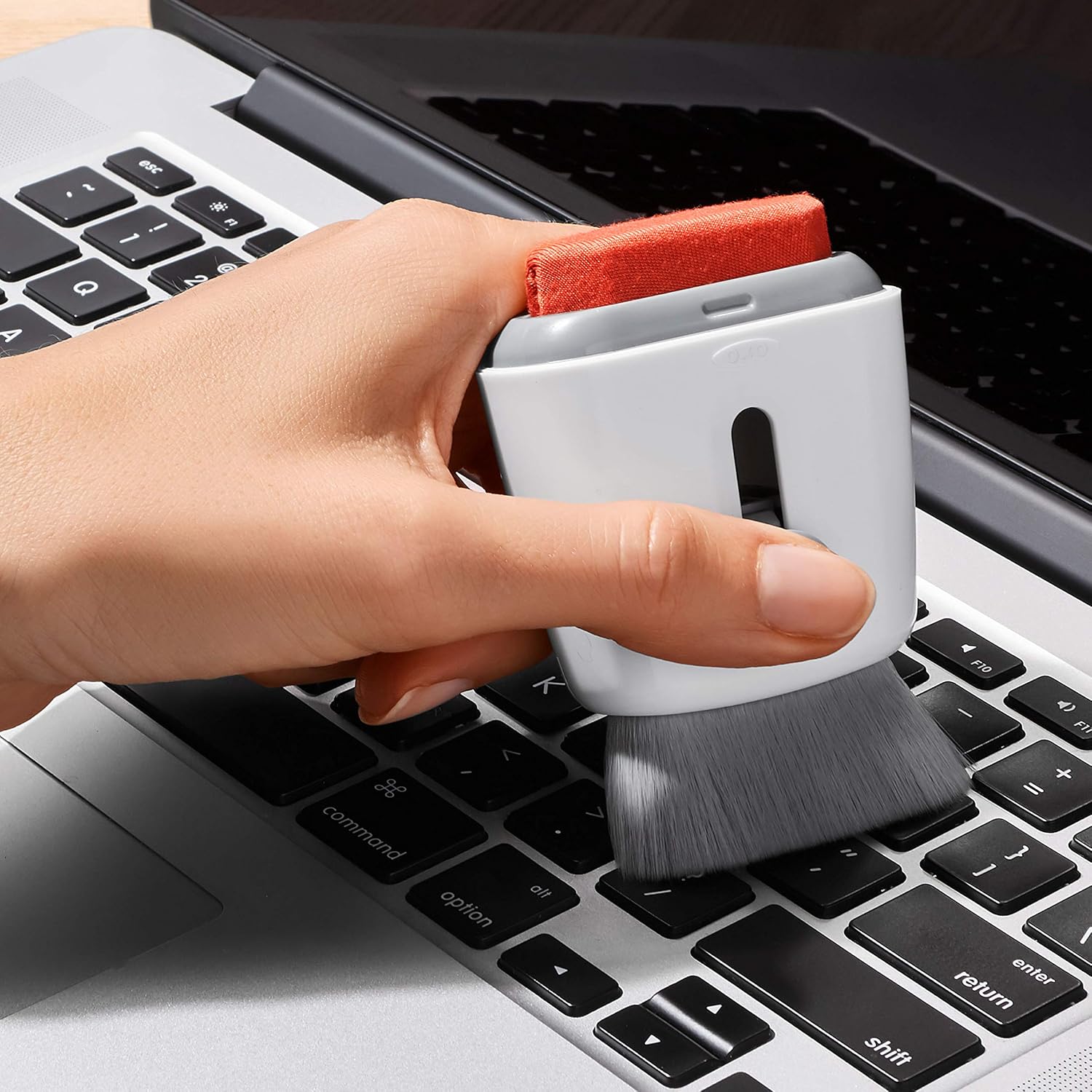 OXO Good Grips Retracting Keyboard & Screen Cleaner - Hình 2