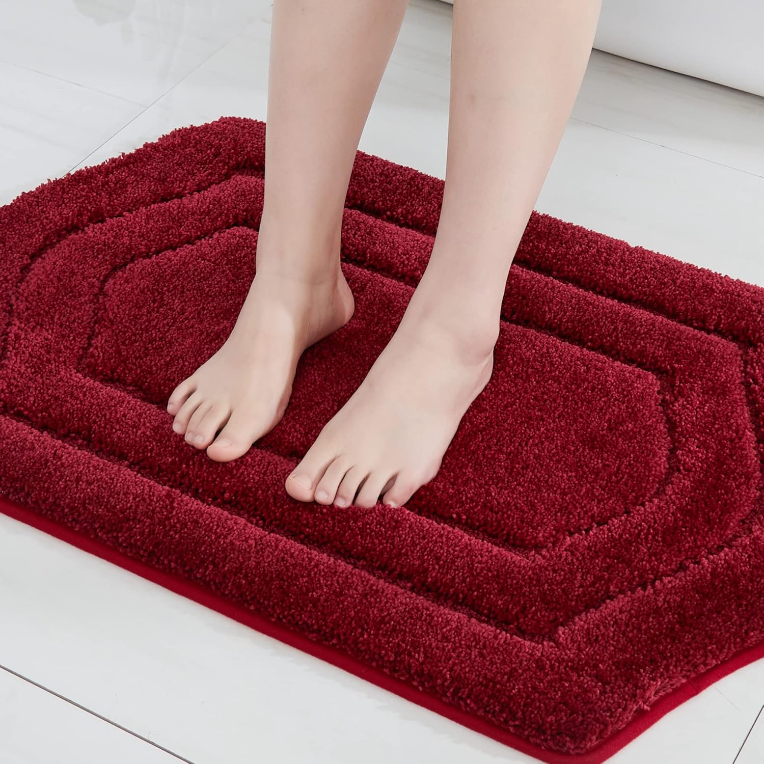 Plush Crimson Red Microfiber Bath Mat - Non-Slip & Absorbent