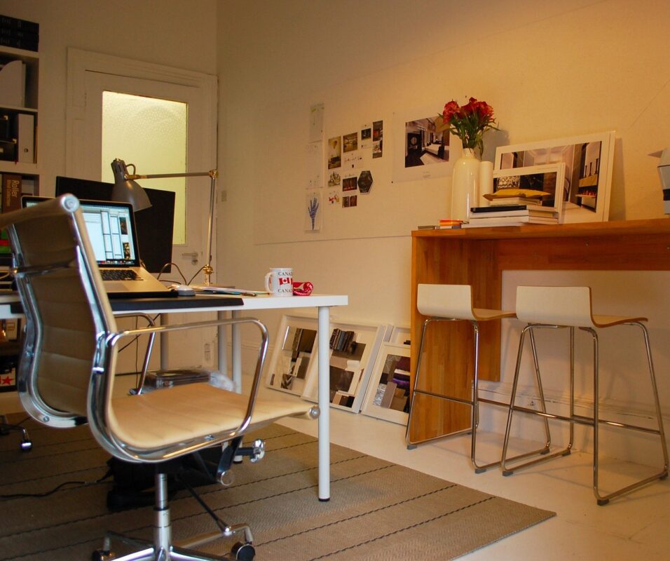Armless, compact and criss-cross chairs: support in a small space