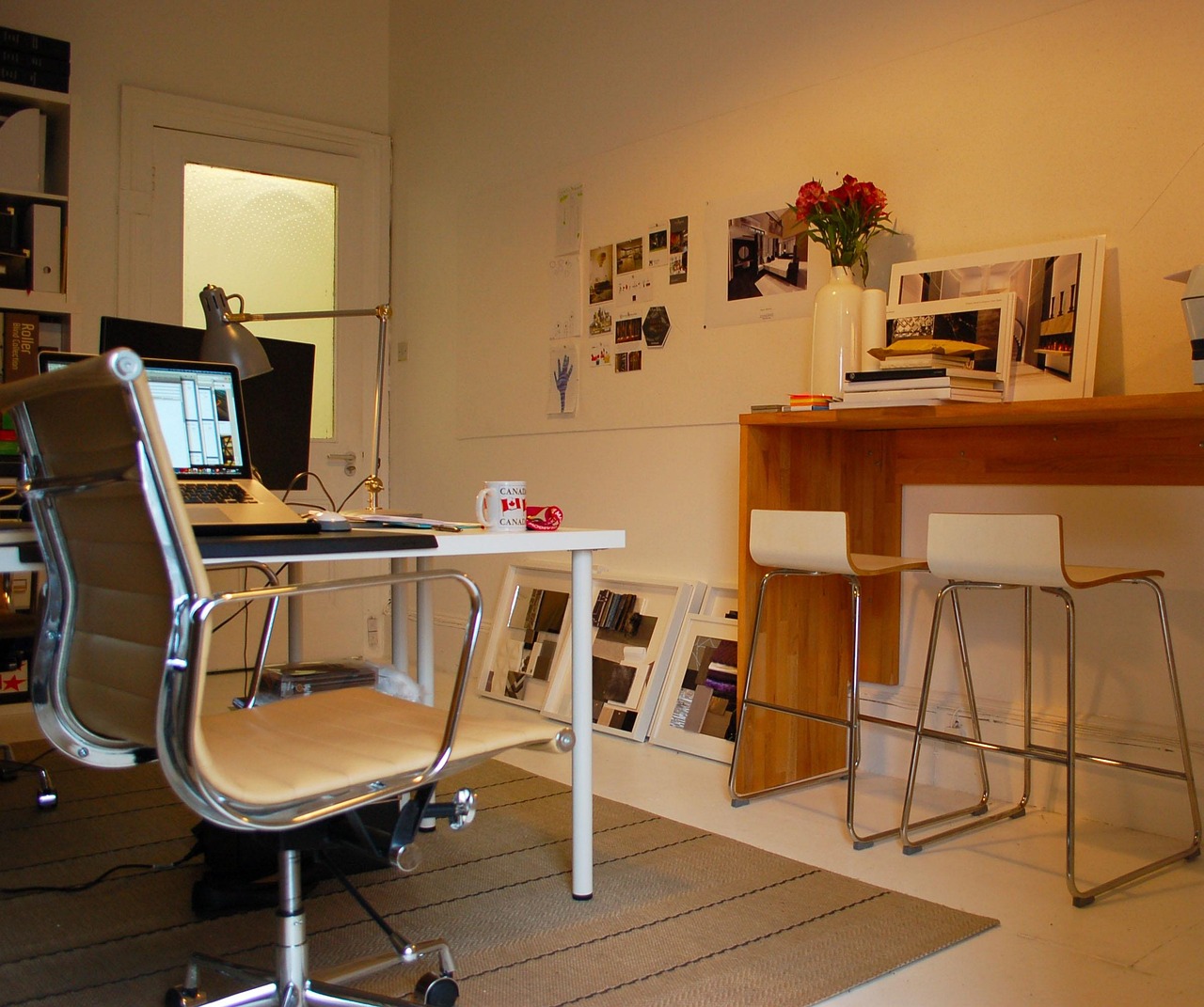 Armless, compact and criss-cross chairs: support in a small space