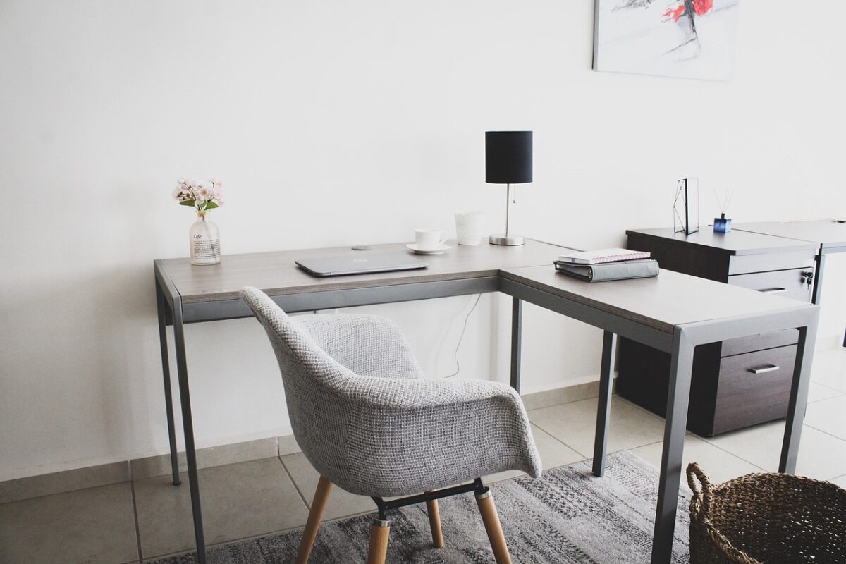 Keeping an office chair for ten years: cleaning, bolts and castors